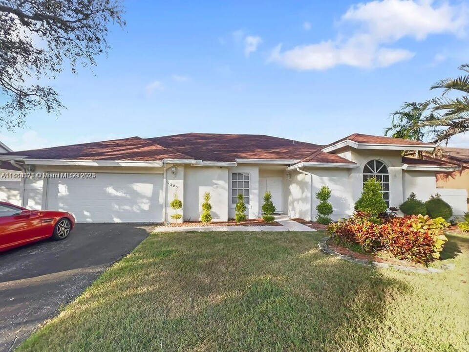 7325 NW 54th St in Lauderhill, FL - Building Photo