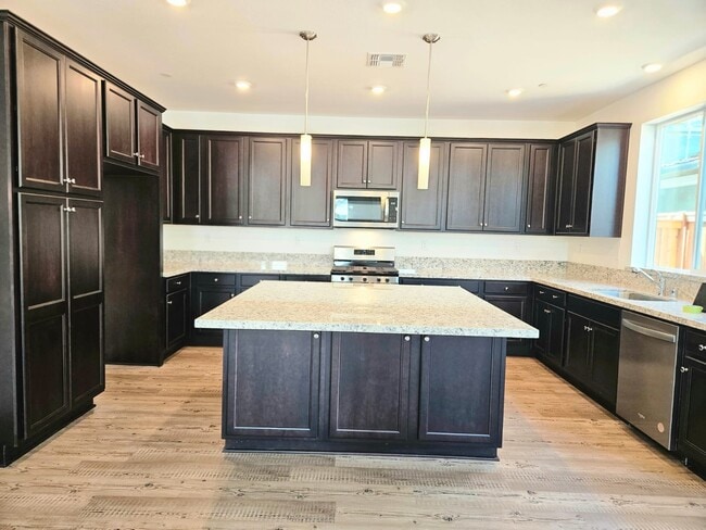 1832 Chandler Dr in Brentwood, CA - Foto de edificio - Building Photo