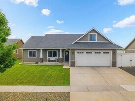 1724 Pioneer Dr in Lewiston, ID - Building Photo