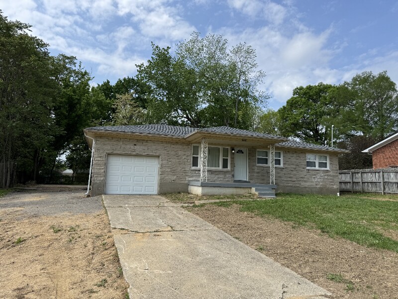 3000 Wilkie Rd in Louisville, KY - Building Photo