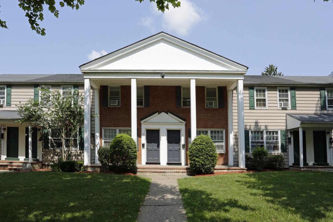 Rockaway Gardens Apartments 135 kendall ct. in Rockaway, NJ - Building Photo