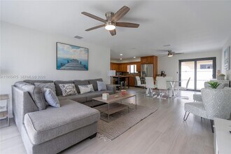 510 SE 3rd Ave in Dania Beach, FL - Foto de edificio - Building Photo