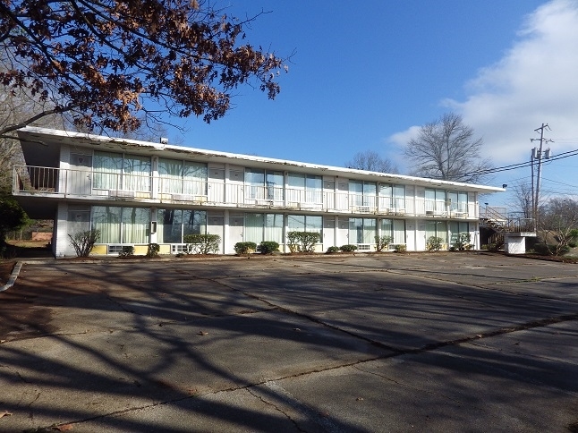 Former Boutique Hotel In Great Location in Starkville, MS - Building Photo