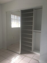 890 W 39th Pl in Hialeah, FL - Foto de edificio - Building Photo