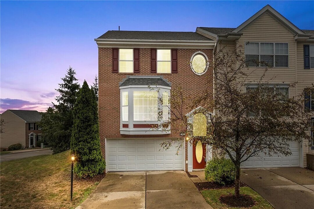 10528 Forest Hill Dr in Wexford, PA - Foto de edificio