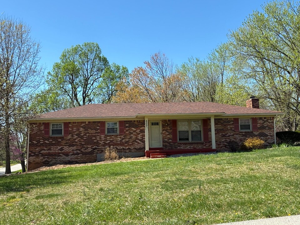 600 Derek Ave in Elizabethtown, KY - Foto de edificio