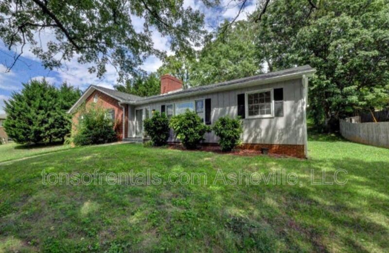 30 Jarnaul Ave in Asheville, NC - Building Photo