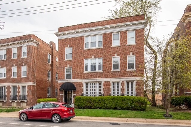 738 Kingsland Ave, Unit Second Floor in University City, MO - Building Photo