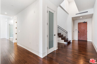 225 S Hamilton Dr-Unit -303 in Beverly Hills, CA - Foto de edificio - Building Photo