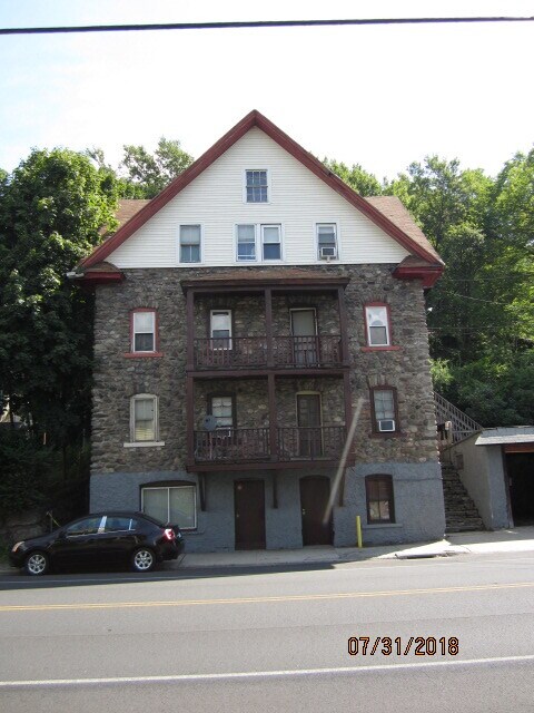 570 S Main St, Unit 1 in Naugatuck, CT - Building Photo