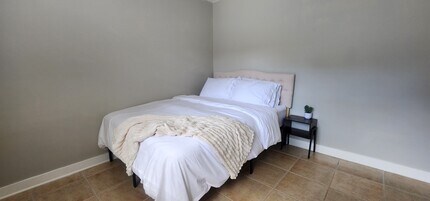 137 NE Monroe Cir N in St. Petersburg, FL - Building Photo - Building Photo