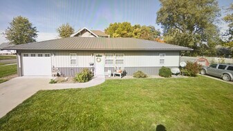 109 W Pleasant St in Knoxville, IA - Building Photo