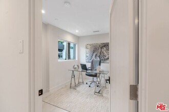 7152 W Willoughby Ave in Los Angeles, CA - Building Photo - Building Photo