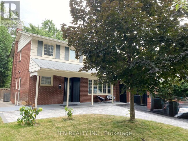 8 Ravencliff Crescent in Toronto, ON - Building Photo - Building Photo