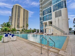 17475 Collins Ave in Sunny Isles Beach, FL - Foto de edificio - Building Photo
