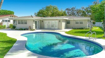 2533 NE 21st Ter in Lighthouse Point, FL - Building Photo