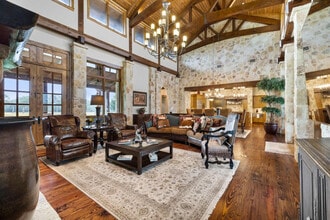 5 Jones Cemetary Rd in Kendalia, TX - Foto de edificio - Building Photo