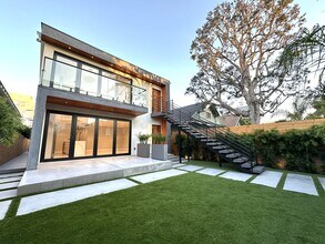 38 Paloma Ave, Unit Penthouse in Venice, CA - Foto de edificio - Building Photo