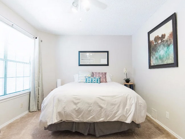 2215 Post Rd in Austin, TX - Foto de edificio - Building Photo