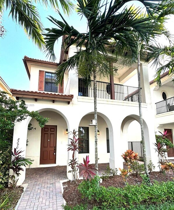 8290 NW 39th Ct in Pembroke Pines, FL - Building Photo