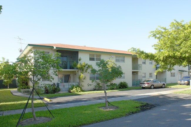 1705-1725 W 42nd St in Hialeah, FL - Building Photo - Building Photo