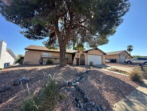 628 Hidden Valley Dr in Henderson, NV - Building Photo - Building Photo