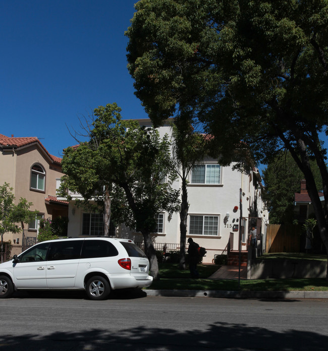 715 E Angeleno Ave in Burbank, CA - Building Photo - Building Photo