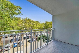 750 NE 64th St in Miami, FL - Foto de edificio - Building Photo