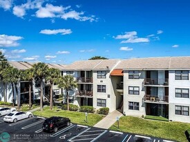 708 Executive Center Dr in West Palm Beach, FL - Foto de edificio - Building Photo