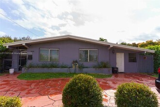 1440 NE 174th St in North Miami Beach, FL - Foto de edificio - Building Photo