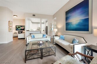375 5th Ave S in Naples, FL - Foto de edificio - Building Photo