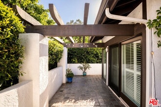 1561 Michael Ln in Los Angeles, CA - Building Photo - Building Photo