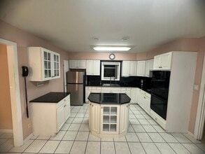 225 E River Rd in Des Plaines, IL - Building Photo - Building Photo