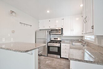 120 El Porto St-Unit -upper in Manhattan Beach, CA - Building Photo - Building Photo