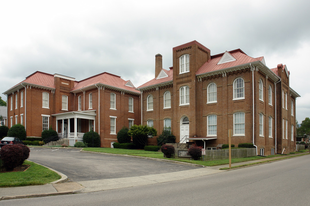 Academy Court in Salem, VA - Building Photo