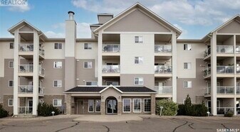 303 Lowe Rd in Saskatoon, SK - Building Photo