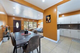 250 NE 170th St in North Miami Beach, FL - Building Photo - Building Photo