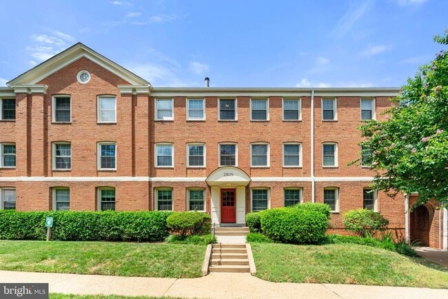 property at 2805 Arlington Blvd
