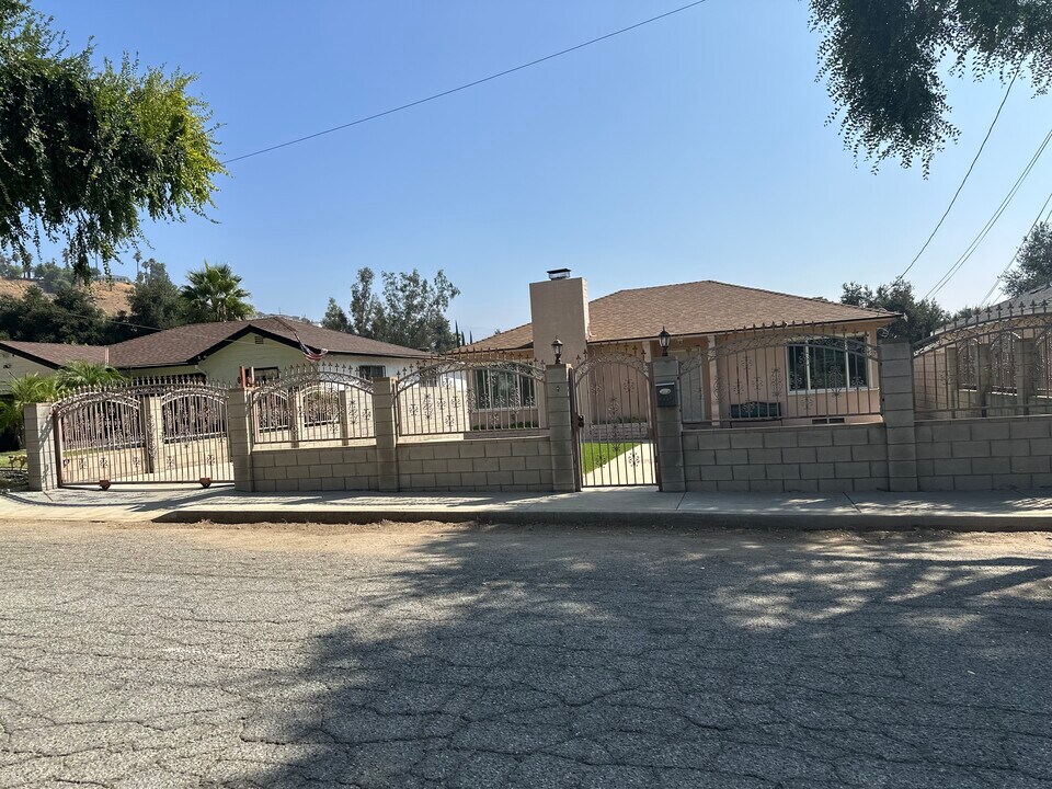 3637 N G St in San Bernardino, CA - Foto de edificio