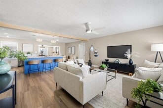 2066 62nd Pl S in St. Petersburg, FL - Foto de edificio - Building Photo