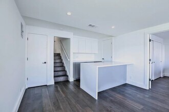686 Port Dr, Unit 1 in San Mateo, CA - Foto de edificio - Building Photo