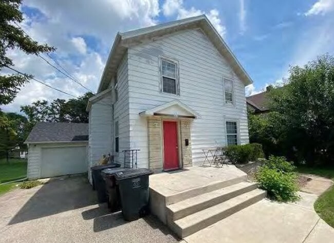 property at 263 N Prairie St