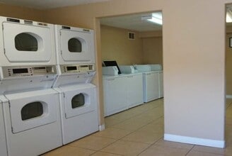 Sierra Madre Apartments in Carson City, NV - Foto de edificio - Building Photo
