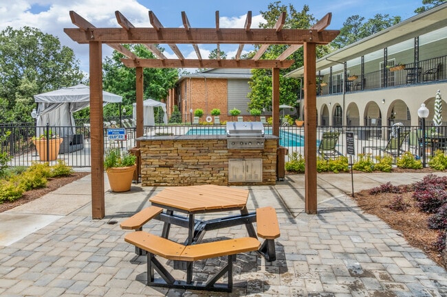 Riverchase Landing Apartments in Hoover, AL - Foto de edificio - Building Photo