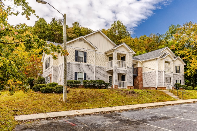 585 Franklin Grove Church Rd in Bryson City, NC - Foto de edificio - Building Photo