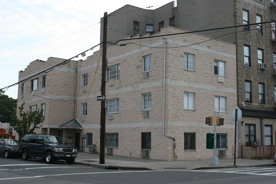 503 E 180th St in Bronx, NY - Foto de edificio