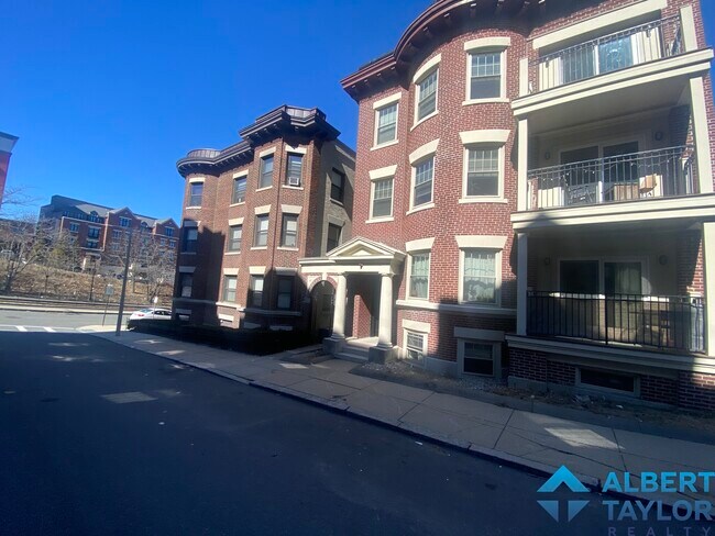 29 Commonwealth Ter, Unit 3 in Boston, MA - Building Photo - Building Photo