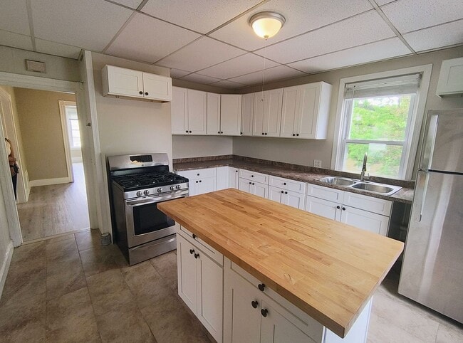 203 Woodbine St in Cranston, RI - Building Photo - Building Photo
