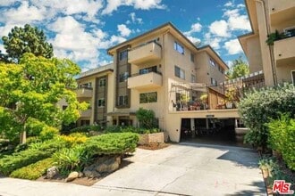 6752 Hillpark Dr, Unit 201 in Los Angeles, CA - Foto de edificio - Building Photo