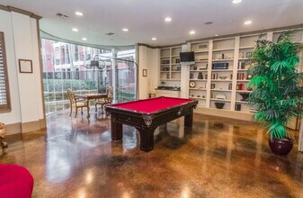 2400 McCue Rd, Unit # 144 in Houston, TX - Foto de edificio - Building Photo